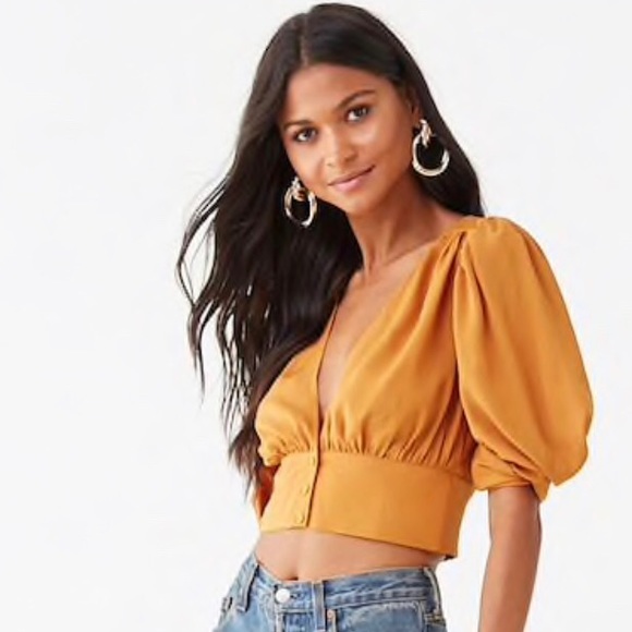 Botton front crop top - Picture 1 of 1